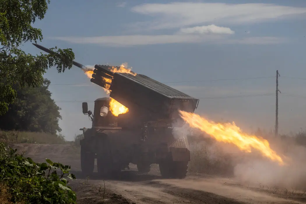 Українські військові ведуть вогонь по російським позиціям